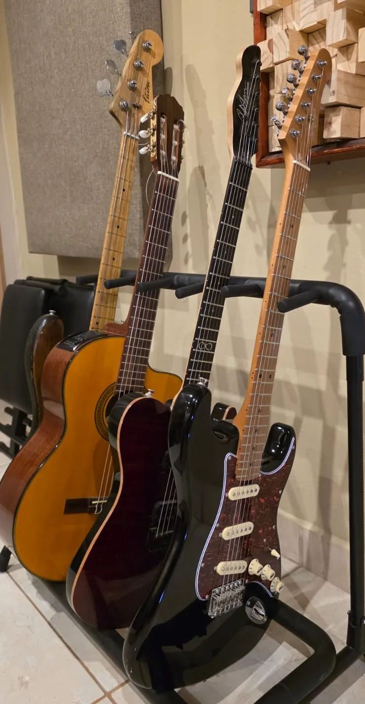 Guitarras en la sala de tomas
