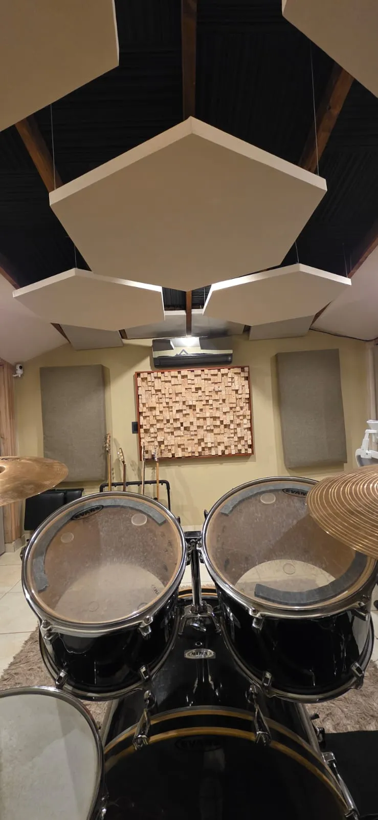 Batería con micrófonos desde el POV del músico