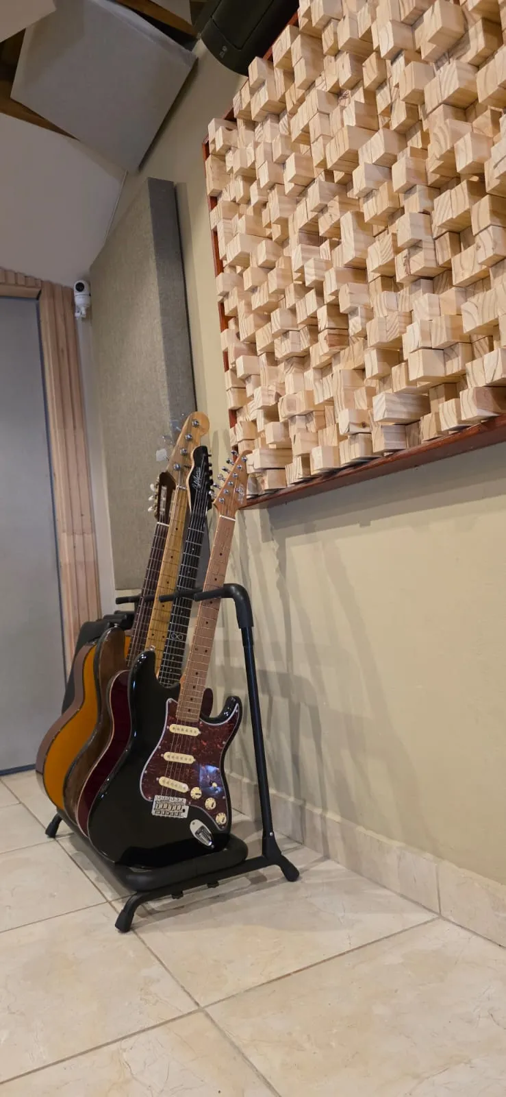 Guitarras en la sala de tomas