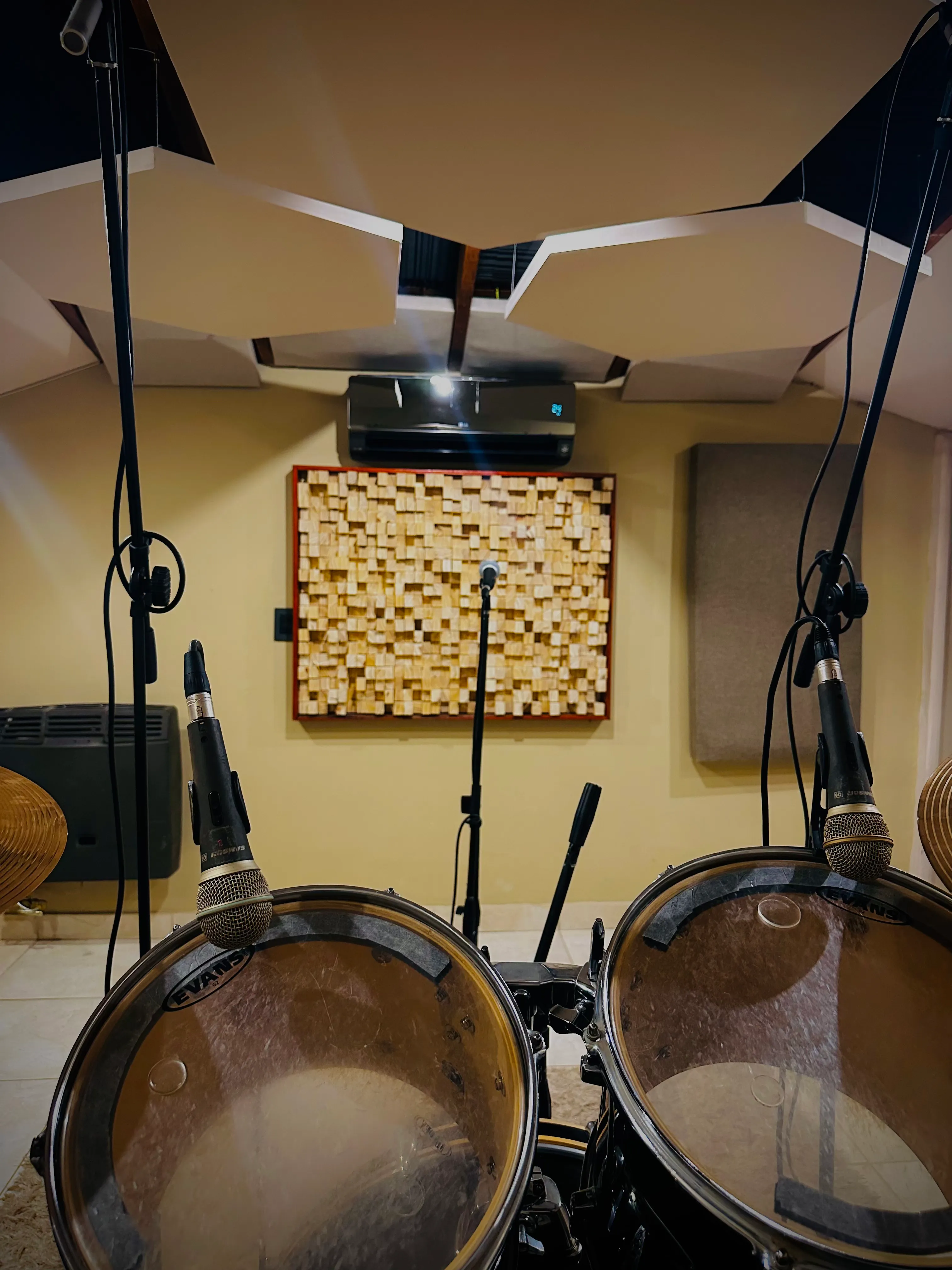 Batería con micrófonos desde el POV del músico