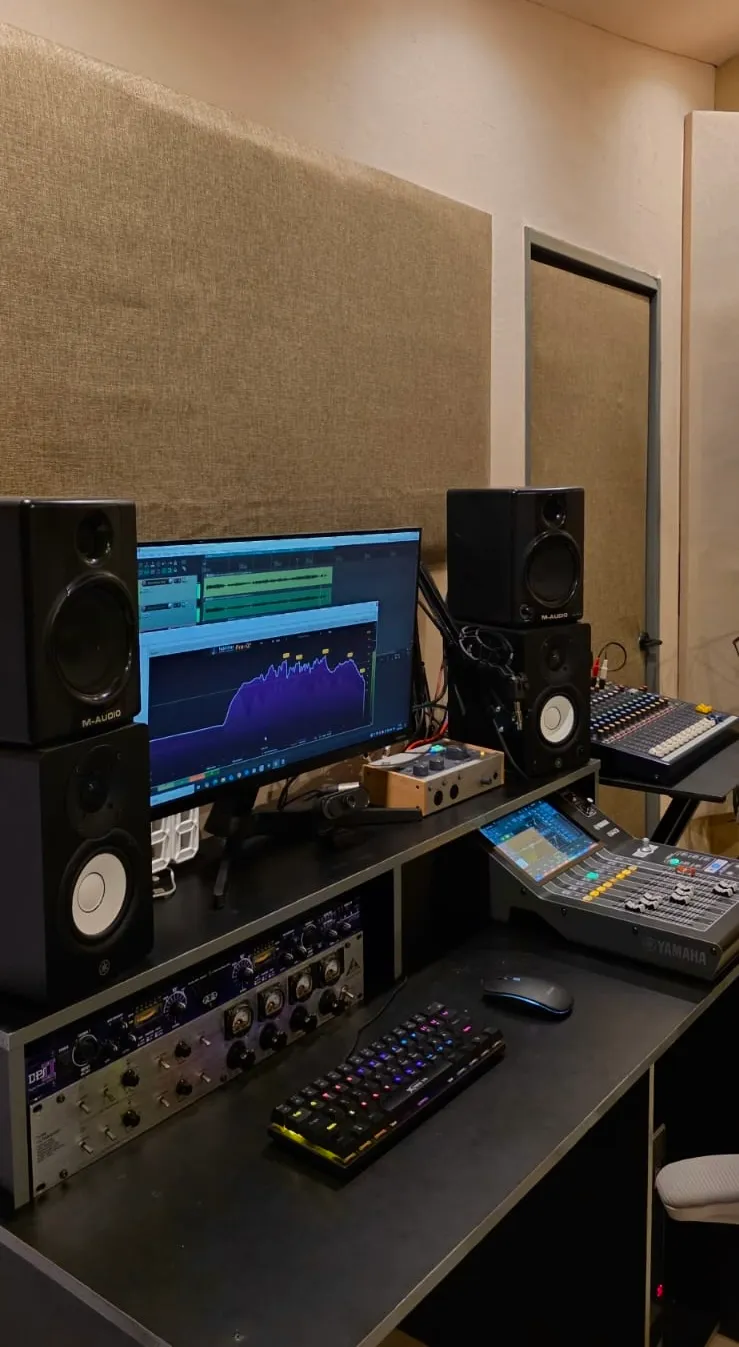 Setup de grabación con monitores y DAW