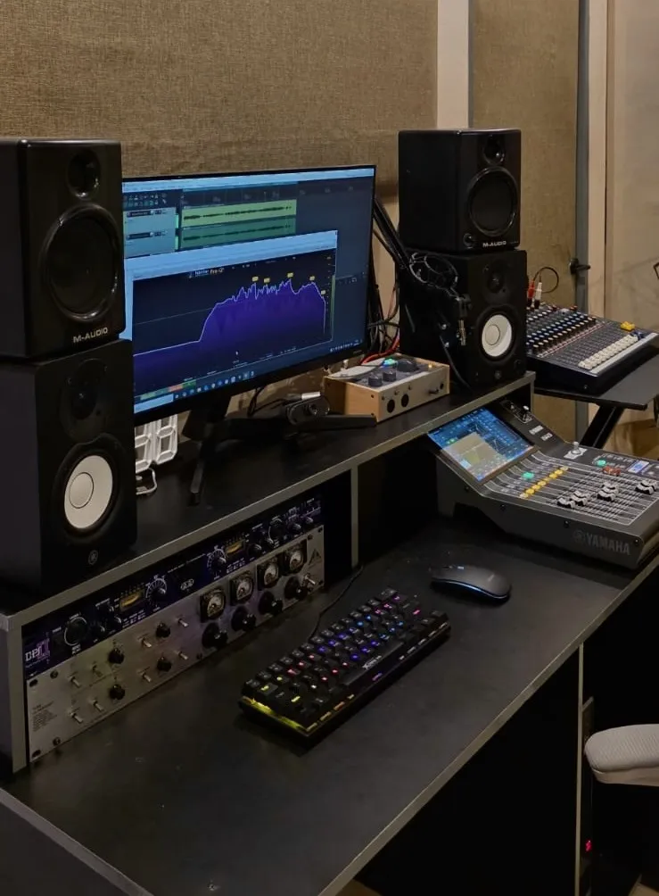 Setup de grabación con monitores y DAW